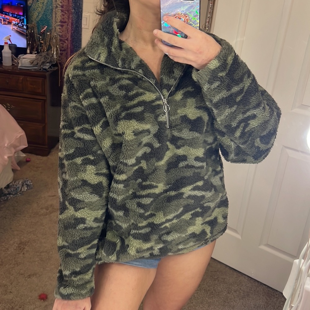Express - Fuzzy Fleece Camo Print Sweatshirt - Size M (super soft!)